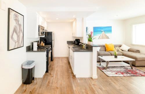 Cozy Stylish 1-Bedroom In Hollywood With Free Gated Parking - Photo 20