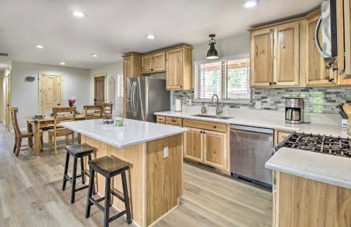 Family Cabin with Game Room! 32 Mi to Sunrise Resort - Foto 7