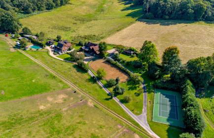 Stunning Countryside Home in Surrey by 53 Degrees Property, Ideal for Family Getaways, Private Tennis Court! - Foto 67