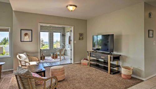 Chic Coos Bay Home with Pacific Ocean Views! - Foto 5