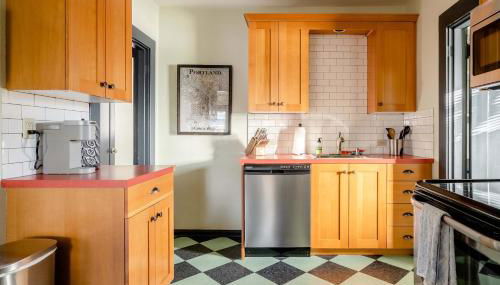 Stay Portland - Portland Classic - Walk to Local Coffee & Food - Photo 4