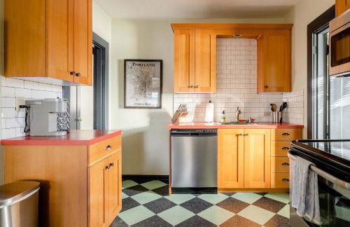 Stay Portland - Portland Classic - Walk to Local Coffee & Food - Photo 4