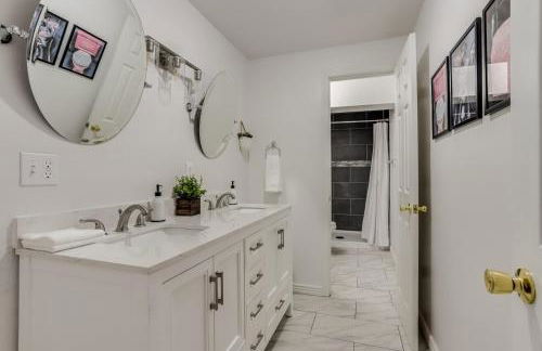 Pop Art Oasis with Karaoke Mini Golf Hot Tub and Pool - Photo 29