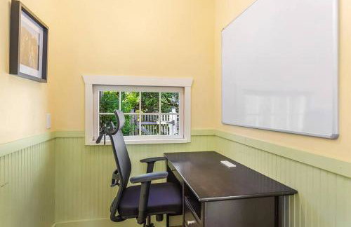 Enchanted Path to a Gardenscape - 92 Walkscore! - Foto 10