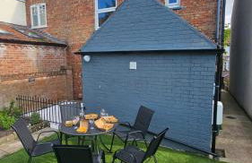 Entire Charming Three Bedroom Seaside House With Garden - Close to Town & Beach, Ideal for Groups, Families - Foto 21