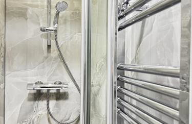 4BR Heathrow Base Free Parking Fast Wi-Fi - Foto 5