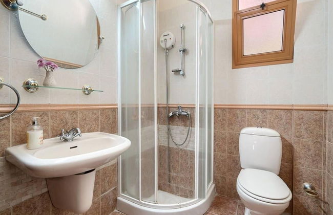 Remarkable 5-bed Villa in Miliou Village Paphos - Foto 17