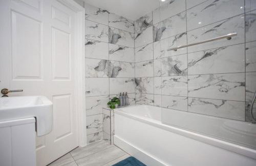 Modern 2BR Pad - 4 Min to Station, Fast WiFi and Smart TVs! - Foto 28