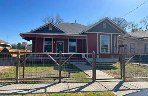 Cozy Room 2 Full Beds near Frost Bank Stadium WB2 - Photo 12