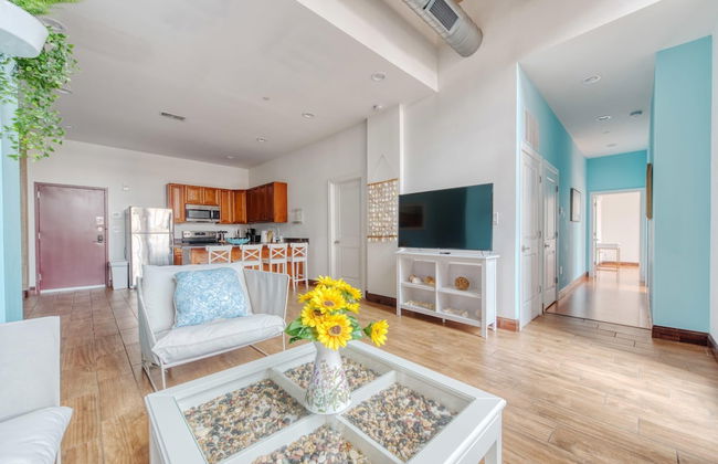 Sosuite 2BR Apt w Balcony W D Gym On-site Bar - Photo 3