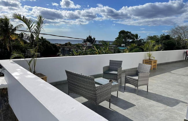 Spacious 4-bed Villa in Flic en Flac Roof top bar - Photo 26