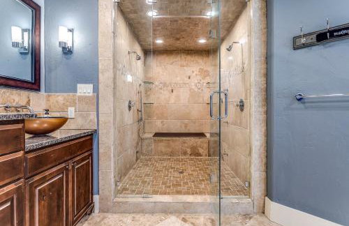 DFW Large Vacation Retreat with Private Pool and Hot Tub - Foto 31