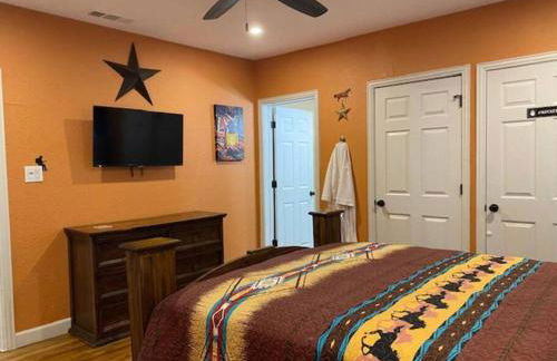 StockYards!-1 block away ! Cowboy Cottage sleeps 9 - Foto 21
