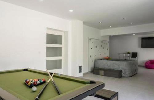 Modern & Stylish Villa with Private Pool - Foto 24