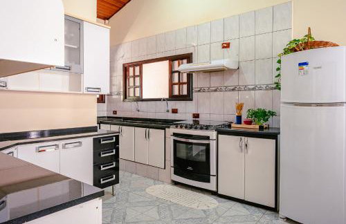 Refúgio e diversão para FAMÍLIAS a 60 min de SP - Piscina, Churrasqueira, wifi 300Mbps - PETFRIENDLY - Foto 24