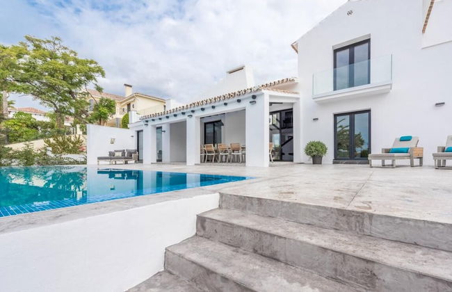 Magnificent And Modern Decorated Villa - Photo 32