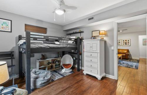 Updated and Spacious Home with Huge Yard Office and Decks - Foto 36