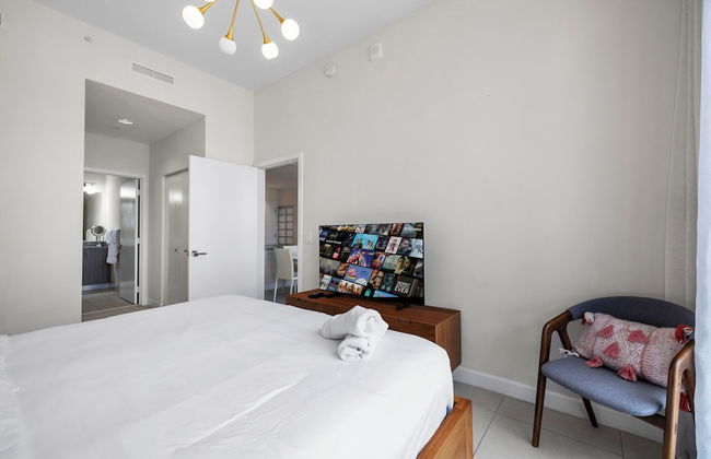 Spacious 2-Bedroom Condo at Doral Park - Photo 9