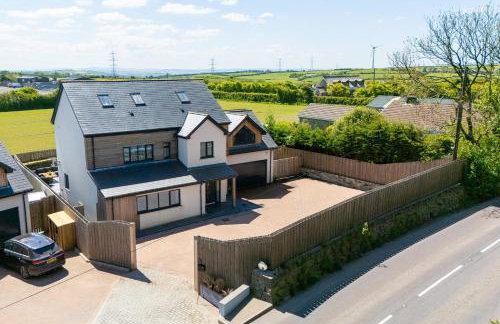 Shackled-Am-Not - Luxury home sleeps 8 with hot tub and games room North Cornwall - Foto 1