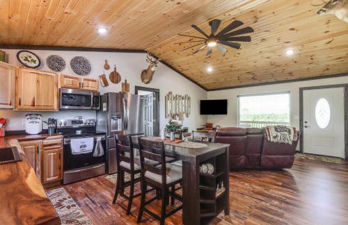 Arkansas Retreat with Deck, Fire Pit and Mtn Views! - Foto 8