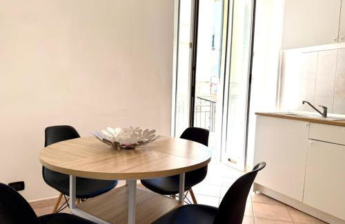 Appartamento per 5 persone su una scalinata storica a 9 minuti a piedi dalla stazione e 12 dal centro - Vista sui tetti della città - Zona collinare residenziale - Foto 9