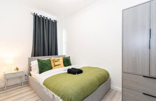 Amanah Properties - Elegant 4-Bedroom Home in Wembley with Parking, Perfect for Contractors - Foto 22