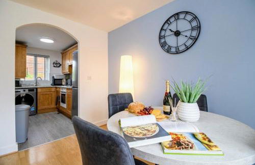 Clover Apartment - Sleeps 5 - Free Parking, Self-Check-In, Fast Wifi and Sky TV by Yoko Property - Photo 9