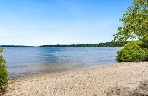 Family Lakeside Escape with Private Beach and Calm Waters - Foto 30