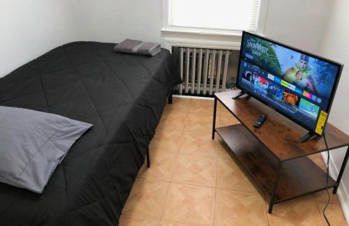 Private house with 3 bedrooms and 1 bathroom, free parking, convenient to NYC Manhattan bus and train, MetLife Stadium FIFA World Cup 35 minutes away - Foto 6