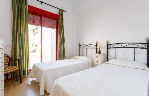 Bonito apartamento en campo de golf con piscina - Photo 13