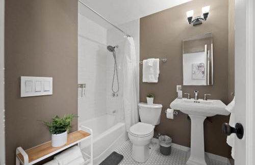 City Lights and Rooftop Nights by Rather Be Properties - Foto 17