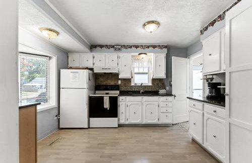 Peaceful Pastel - Cheerful Cottage Close to Pere Marquette and Muskegon Lake - Pet Friendly - Foto 4