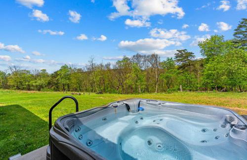 Rustic Barn Retreat w Hot Tub Game Room & FirePit - Photo 2