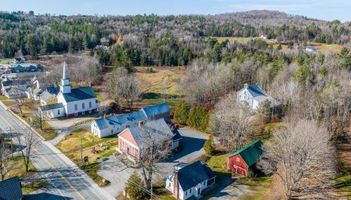 Charming Farmhouse Walk to Village and Trails! - Foto 2