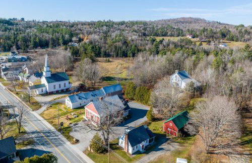 Charming Farmhouse Walk to Village and Trails! - Foto 2