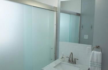 Beach Town Escape - Newly-Remodeled & Gorgeous! - Photo 35