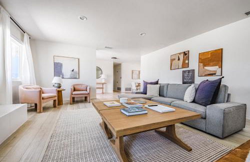 Spacious home with pool, fireplace, outdoor deck - Foto 12