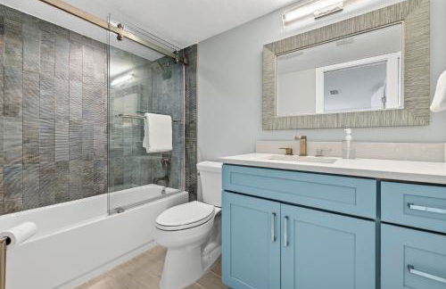 Renovated direct oceanfront condo with spacious balcony, heated pool, and garage parking - Foto 15