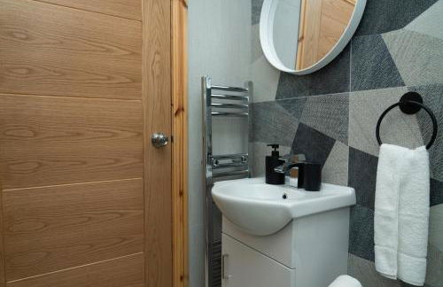 4 Bed Failsworth Home - 3 Bathrooms - Free Parking - Ideal For Contractors & Families - FREE 1 HR EARLY CHECK-IN OR 1 HR LATE CHECK-OUT FOR 2 NIGHT STAY BOOKINGS UNTIL THE END OF MAY - Foto 37