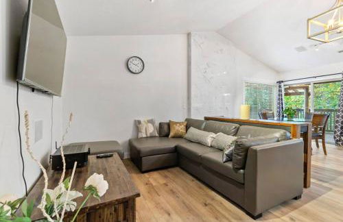 Tranquil Riverfront Retreat - Foto 13