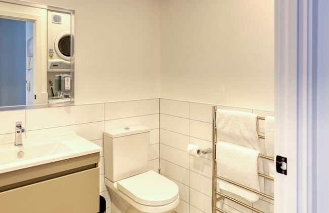 Ramada Suites By Wyndham Victoria Street West - Photo 24