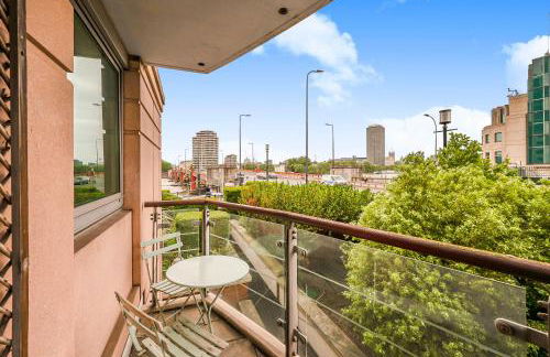 Riverside Apartments with Balcony, 1 Min Walk to Vauxhall Station - Foto 4