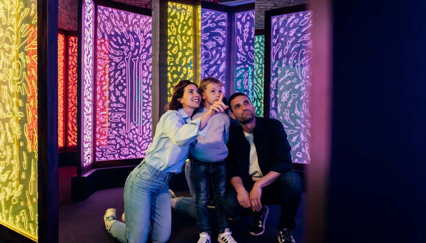 Entrada a IKONO Budapest - Foto 2, Familia disfrutando en IKONO Budapest