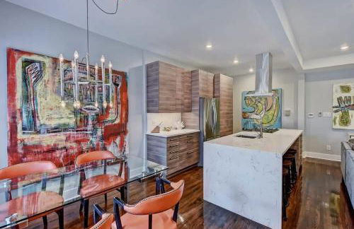 Modern 2BR Condo with Sunroom near Uptown - Foto 10