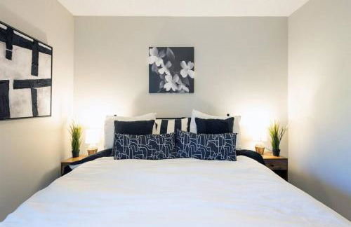 Luxuriously Contemporary Condo - Photo 15