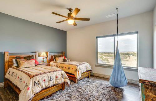 Elegant Sunset Meadow Ranch in Texas with Hot Tub - Photo 20