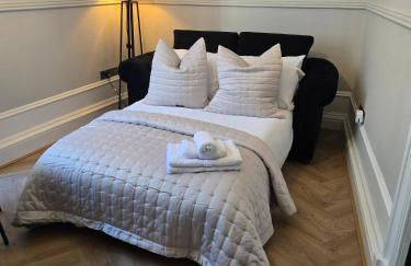 Luxury central apartment w/ 3 beds + 24hr check-in - Photo 10