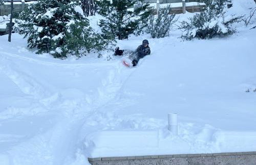 Big Bear Village View Haus is a large pet and kid friendly chalet with hot tub located a short walk to village - Foto 43