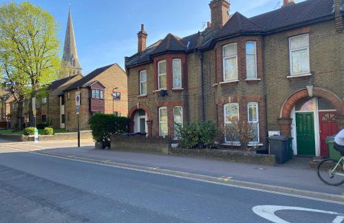 Modern Spacious 1 Bed Apartment with Free Parking in Trendy Inner London Suburb 15 mins walk to Victoria Line Underground then 20 mins to Oxford Street "West End of London" or 10 mins walk to Overground and 10 mins to London Liverpool St "City of London" - Foto 66