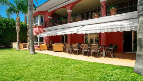 10 Bedroom 5 Star Luxury Villa & Heated Pool for 5 to 28 Guests near Alicante - Foto 5, Garden, sunbed, Garden view, young children